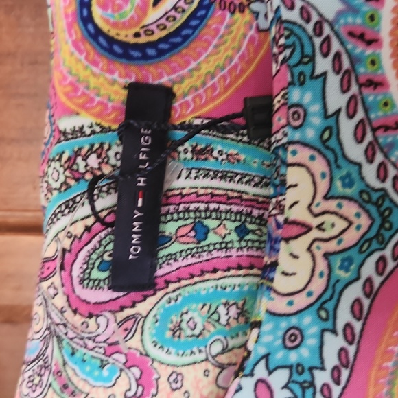 Tommy Hilfiger dress with flared sleeves. - Picture 2 of 4